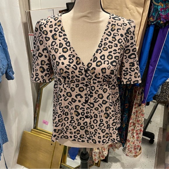 Y2K leopard deep v short sleeve button front top Sanctuary adorable 🥰 - Picture 6 of 8